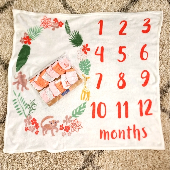 Baby Milestone Blanket with Socks - Picture 1 of 3